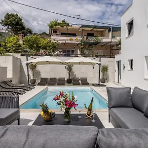 Lavea Apartment